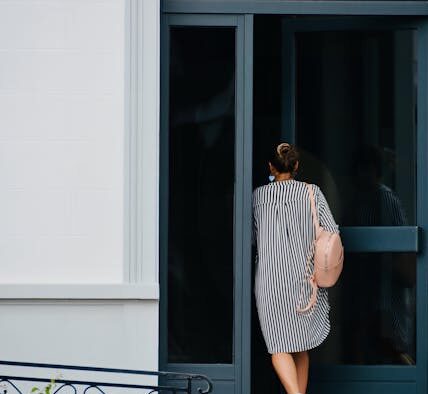 Cats reacting to unfamiliar guests entering quickly
