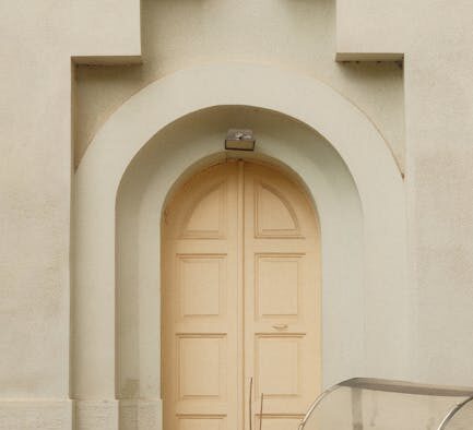 Cats reacting during door knocks