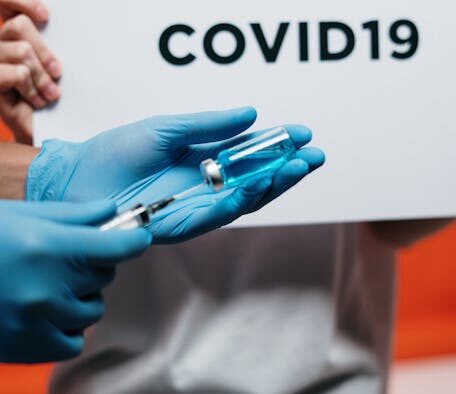 How vaccination reduces outbreak risk in dog communities