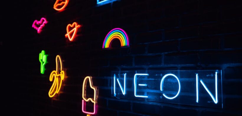 Dogs lip lifting signs