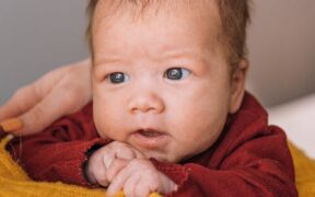 Cat skin redness near eyes early signs and causes