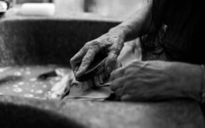 Can my dog have skin reactions to laundry detergent