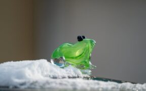 Can cold temperatures worsen skin dryness