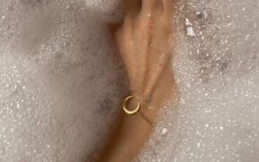 Can my cat have skin infections from moisture