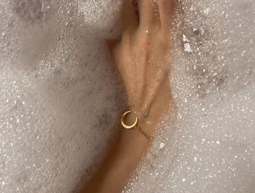 Can my cat have skin infections from moisture